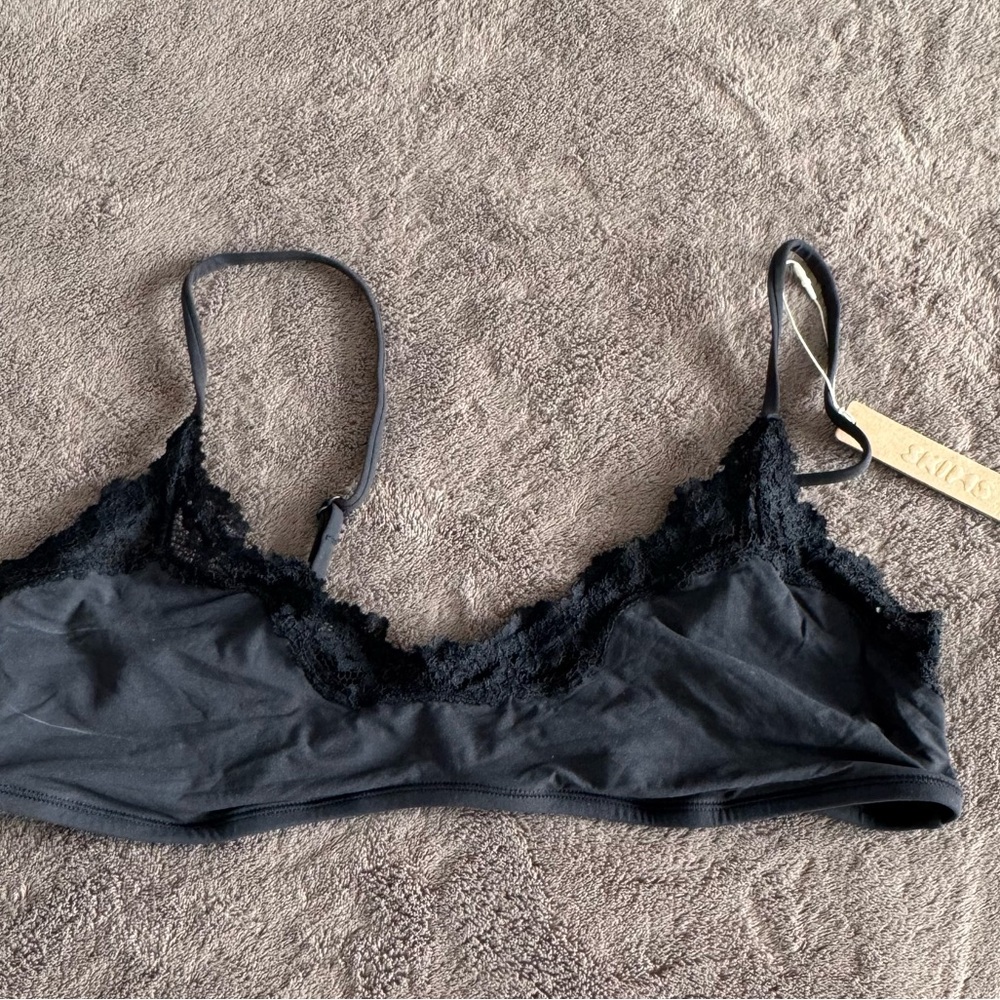 SKIMS FITS EVERYBODY LAVE SCOOP BRALETE